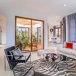 Villa Con Piscina Climatizada Y Vistas Al Golf Estepona