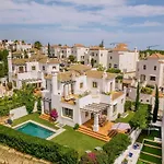 Con Piscina Climatizada Y Vistas Al Golf Estepona