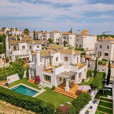 Villa Con Piscina Climatizada Y Vistas Al Golf Estepona