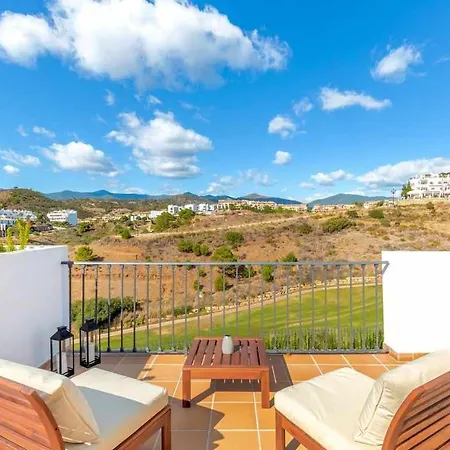 Villa Con Piscina Climatizada Y Vistas Al Golf Estepona