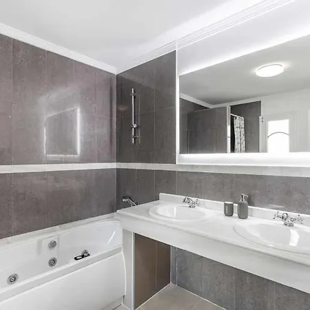 Con Piscina Climatizada Y Vistas Al Golf Villa
