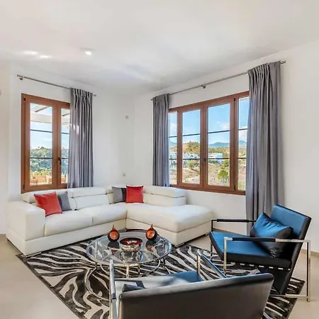 Villa Con Piscina Climatizada Y Vistas Al Golf Estepona