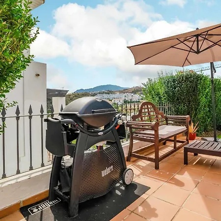 Villa Con Piscina Climatizada Y Vistas Al Golf Estepona